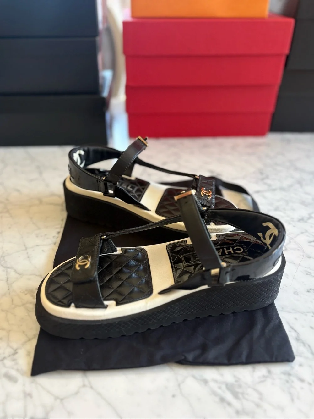 CHANEL 22P BLACK&WHITE QUILTED LAMBSKIN AND PATENT CC PLATFORM SANDALS